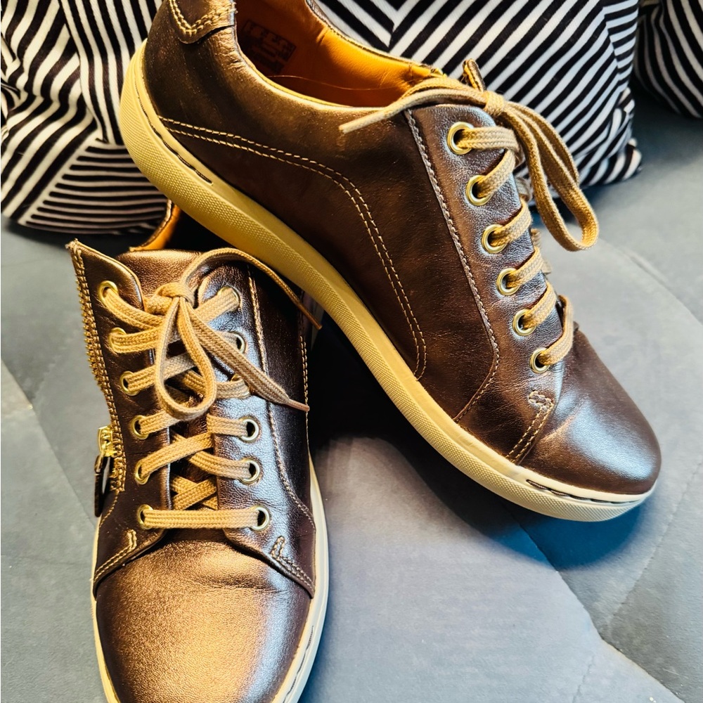 New Without Box Clarks Bronze Nature x Cove Leather Sneakers size 8.5